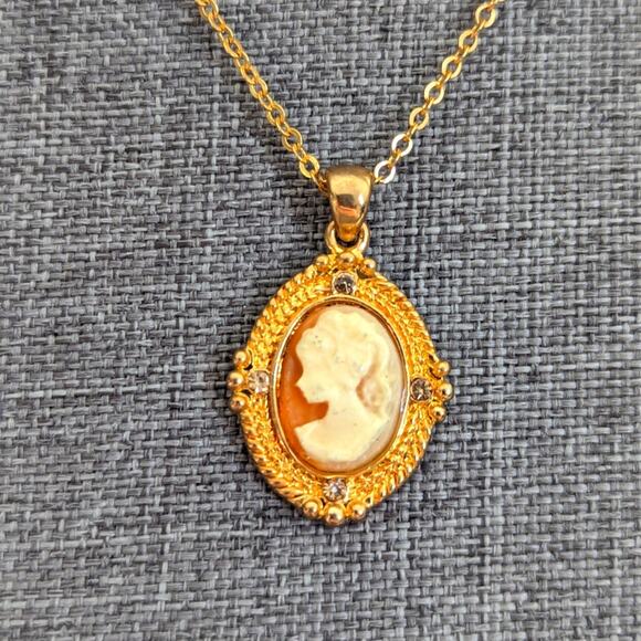 Vintage Avon Gold Tone Regency Cameo Rhinestone Pendant Necklace 18" - Picture 2 of 4